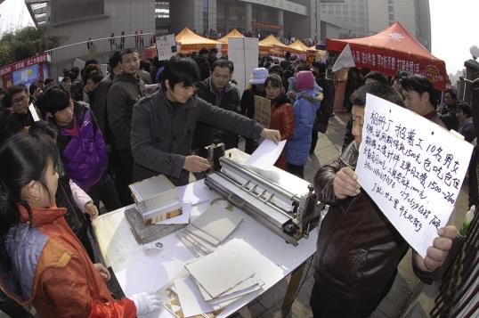 工廠招聘人滿為患，如何防止假證？？