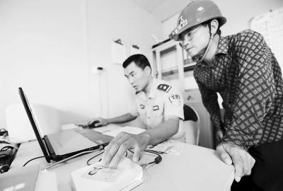 千景公司附近科技園區(qū)警務(wù)室民警安裝使用精倫IDR210身份證閱讀器